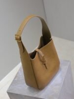 LE 5 À 7 SMALL SUPPLE 23 IN CIDER BROWN LIZARD-EMBOSSED CALFSKIN - Image 4