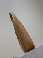 LE 5 À 7 SMALL SUPPLE 23 IN CIDER BROWN LIZARD-EMBOSSED CALFSKIN - Image 5