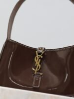 LE 5 À 7 MINI BAG 19 IN CHOCOLATE PATENT CALFSKIN GOLD LOGO - Image 5
