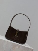 LE 5 À 7 MINI BAG 19 IN CHOCOLATE PATENT CALFSKIN GOLD LOGO - Image 9