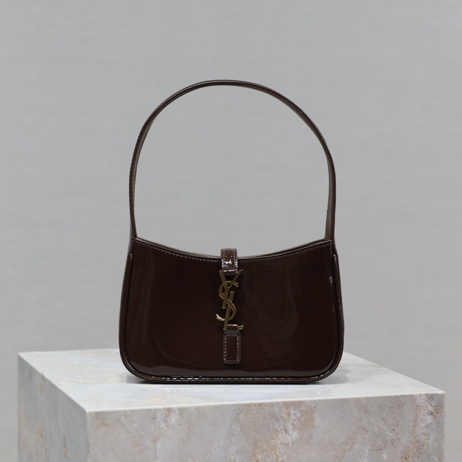 img_f8c0bdc9_20241030_i1730267130_7094_0_jpg LE 5 À 7 MINI BAG 19 IN CHOCOLATE PATENT CALFSKIN GOLD LOGO - Image 1