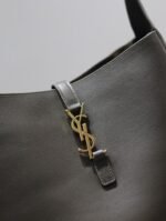 LE 5 À 7 LARGE BAG 31 IN KHAKI GREEN LAMBSKIN - Image 7