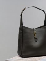LE 5 À 7 LARGE BAG 31 IN KHAKI GREEN LAMBSKIN - Image 11