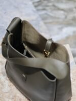 LE 5 À 7 LARGE BAG 31 IN KHAKI GREEN LAMBSKIN - Image 3