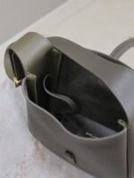 LE 5 À 7 MINI BAG 16 IN KHAKI GREEN LAMBSKIN - Image 13
