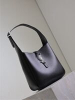 LE 5 À 7 SUPPLE BAG 23 IN BLACK CALFSKIN SILVER BUCKLE - Image 4