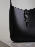 LE 5 À 7 SUPPLE BAG 23 IN BLACK CALFSKIN SILVER BUCKLE - Image 7