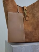 LE 5 À 7 LARGE SUPPLE HOBO BAG 31 IN BRONZE BROWN SUEDE - Image 11