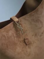 LE 5 À 7 LARGE SUPPLE HOBO BAG 31 IN BRONZE BROWN SUEDE - Image 7