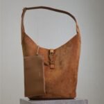 LE 5 À 7 LARGE SUPPLE HOBO BAG 31 IN BRONZE BROWN SUEDE - Image 10