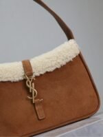 LE 5 À 7 SHOULDER BAG 25 IN BROWNIE SUEDE AND WHITE SHEARLING TRIM - Image 12