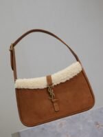 LE 5 À 7 SHOULDER BAG 25 IN BROWNIE SUEDE AND WHITE SHEARLING TRIM - Image 4
