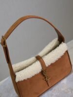 LE 5 À 7 SHOULDER BAG 25 IN BROWNIE SUEDE AND WHITE SHEARLING TRIM - Image 17