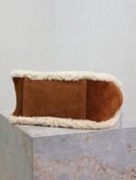 LE 5 À 7 SMALL SUPPLE 23 IN AMBER ORANGE SUEDE AND WHITE LAMB FUR TRIM - Image 11