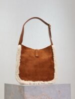 LE 5 À 7 SMALL SUPPLE 23 IN AMBER ORANGE SUEDE AND WHITE LAMB FUR TRIM - Image 12