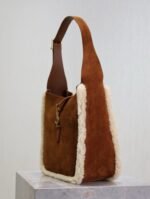 LE 5 À 7 SMALL SUPPLE 23 IN AMBER ORANGE SUEDE AND WHITE LAMB FUR TRIM - Image 13