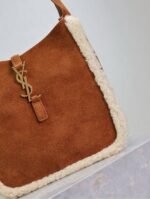 LE 5 À 7 SMALL SUPPLE 23 IN AMBER ORANGE SUEDE AND WHITE LAMB FUR TRIM - Image 14