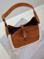 LE 5 À 7 SMALL SUPPLE 23 IN AMBER ORANGE SUEDE AND WHITE LAMB FUR TRIM - Image 15