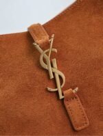 LE 5 À 7 SMALL SUPPLE 23 IN AMBER ORANGE SUEDE AND WHITE LAMB FUR TRIM - Image 16