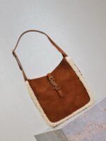 LE 5 À 7 SMALL SUPPLE 23 IN AMBER ORANGE SUEDE AND WHITE LAMB FUR TRIM - Image 17