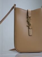 LE 5 À 7 PHONE BAG 18 IN CIDER BROWN CALFSKIN - Image 13