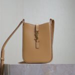 LE 5 À 7 PHONE BAG 18 IN CIDER BROWN CALFSKIN - Image 10