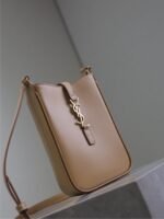 LE 5 À 7 PHONE BAG 18 IN CIDER BROWN CALFSKIN - Image 17