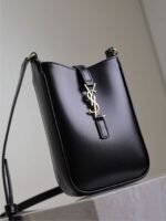 LE 5 À 7 PHONE BAG 18 IN BLACK CALFSKIN - Image 11