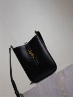 LE 5 À 7 PHONE BAG 18 IN BLACK CALFSKIN - Image 15