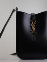 LE 5 À 7 PHONE BAG 18 IN BLACK CALFSKIN - Image 13