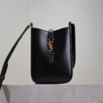 LE 5 À 7 PHONE BAG 18 IN BLACK CALFSKIN - Image 10