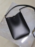 LE 5 À 7 PHONE BAG 18 IN BLACK CALFSKIN - Image 5