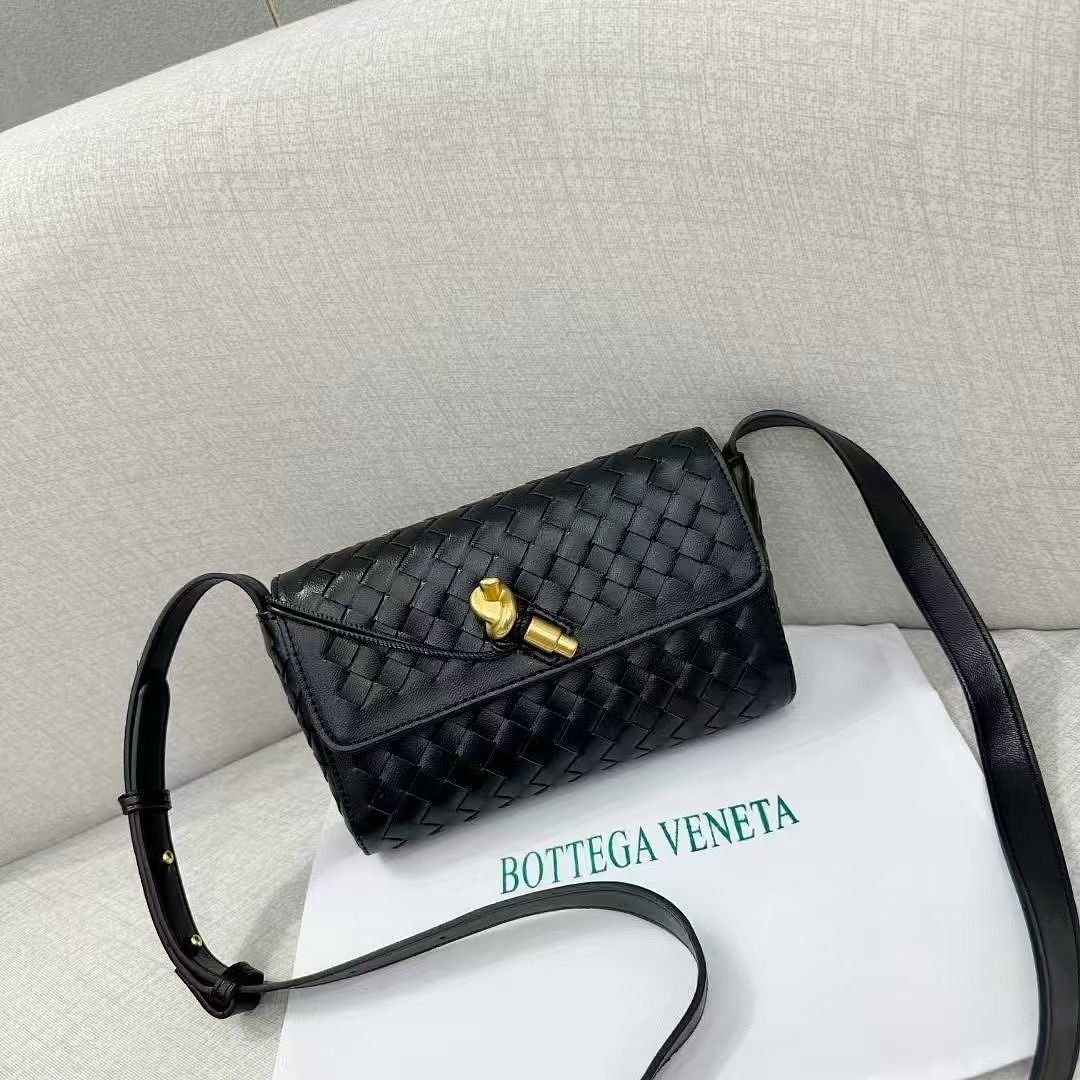 Bottega Veneta 9907 Shoulder Bag – Black, 22 cm Bottega Veneta 9907 Shoulder Bag – Black, 22 cm